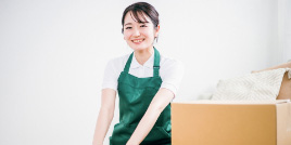 片付けをする女性