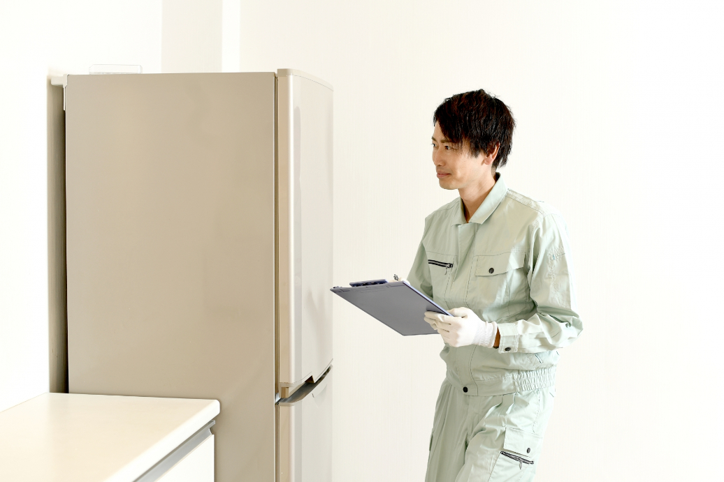 不用品の買取査定をする男性