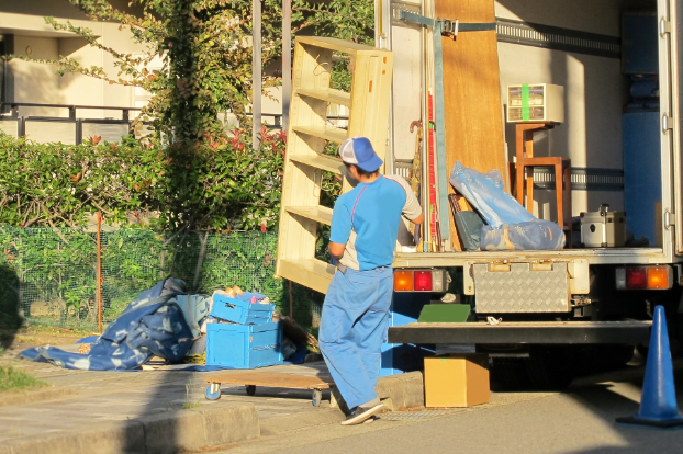 重たい家具搬出イメージ画像
